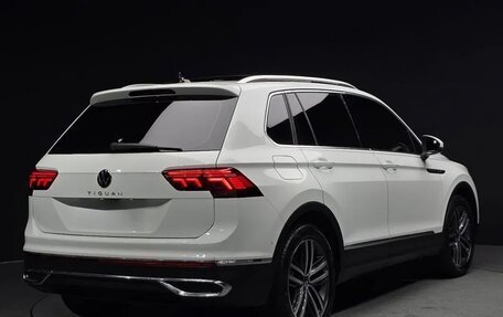 Volkswagen Tiguan II, 2022 год, 2 450 000 рублей, 2 фотография