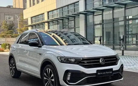Volkswagen T-Roc I, 2023 год, 1 530 000 рублей, 3 фотография