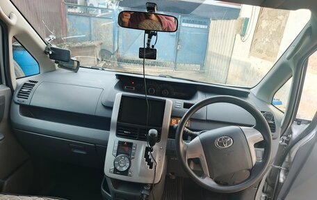 Toyota Voxy II, 2010 год, 1 600 000 рублей, 3 фотография