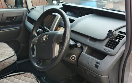 Toyota Voxy II, 2010 год, 1 600 000 рублей, 2 фотография