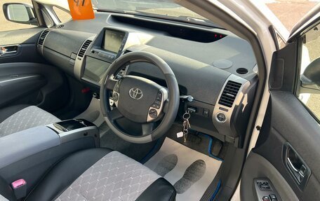 Toyota Prius, 2011 год, 749 999 рублей, 10 фотография