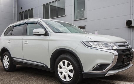 Mitsubishi Outlander III рестайлинг 3, 2018 год, 1 799 000 рублей, 2 фотография