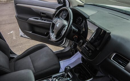 Mitsubishi Outlander III рестайлинг 3, 2018 год, 1 799 000 рублей, 8 фотография