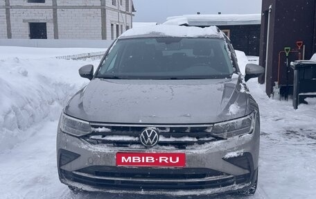 Volkswagen Tiguan II, 2021 год, 2 950 000 рублей, 1 фотография