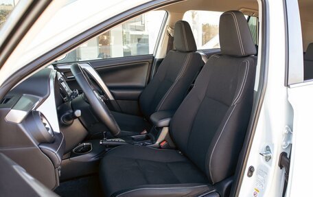 Toyota RAV4, 2019 год, 2 175 000 рублей, 11 фотография