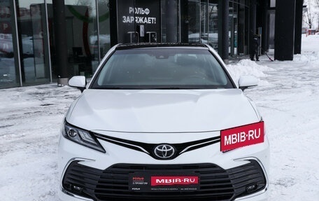 Toyota Camry, 2022 год, 3 740 000 рублей, 2 фотография