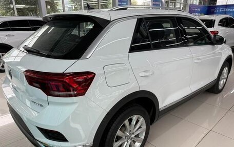 Volkswagen T-Roc I, 2023 год, 1 405 000 рублей, 2 фотография