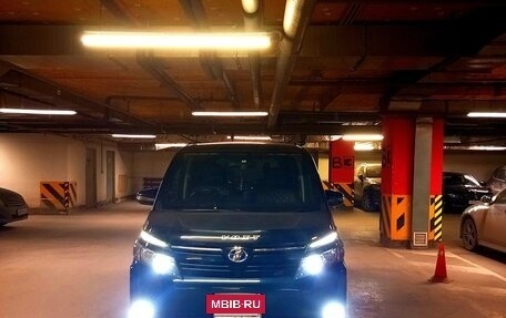 Toyota Voxy III, 2014 год, 1 750 000 рублей, 10 фотография