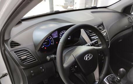 Hyundai Solaris II рестайлинг, 2013 год, 800 000 рублей, 18 фотография