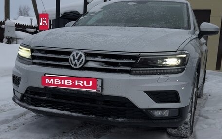 Volkswagen Tiguan II, 2018 год, 2 200 000 рублей, 2 фотография