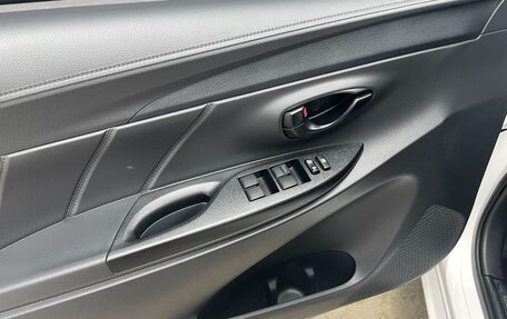 Toyota Yaris XP150 рестайлинг, 2022 год, 1 180 000 рублей, 8 фотография