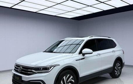 Volkswagen Tiguan II, 2022 год, 2 197 000 рублей, 1 фотография