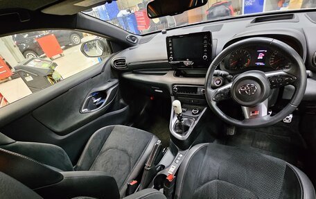 Toyota Yaris, 2020 год, 3 250 000 рублей, 21 фотография