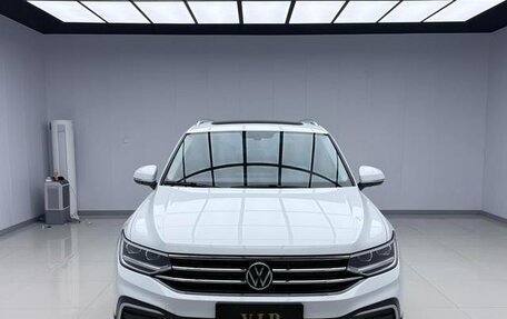 Volkswagen Tiguan II, 2022 год, 2 197 000 рублей, 2 фотография