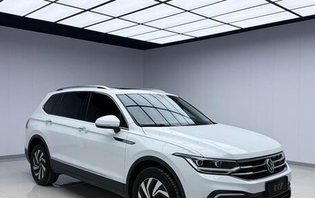 Volkswagen Tiguan II, 2022 год, 2 197 000 рублей, 3 фотография