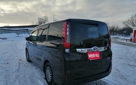 Toyota Noah III, 2015 год, 2 050 000 рублей, 4 фотография