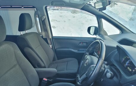 Toyota Noah III, 2015 год, 2 050 000 рублей, 8 фотография