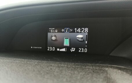 Toyota Noah III, 2015 год, 2 050 000 рублей, 18 фотография