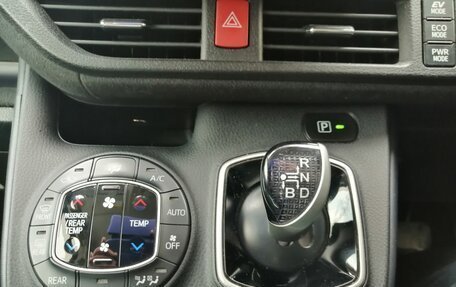 Toyota Noah III, 2015 год, 2 050 000 рублей, 21 фотография