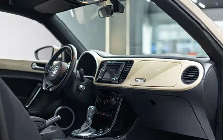 Volkswagen Beetle, 2019 год, 1 500 000 рублей, 13 фотография