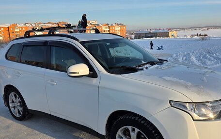 Mitsubishi Outlander III рестайлинг 3, 2013 год, 1 600 000 рублей, 3 фотография