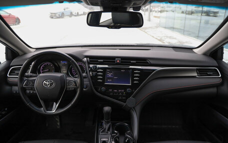 Toyota Camry, 2020 год, 3 550 000 рублей, 10 фотография