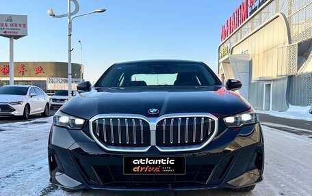 BMW 5 серия, 2025 год, 6 980 000 рублей, 2 фотография