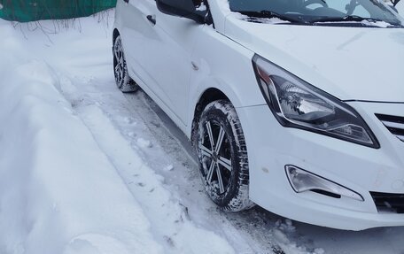 Hyundai Solaris II рестайлинг, 2015 год, 870 000 рублей, 2 фотография