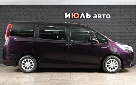 Toyota Noah III, 2017 год, 2 220 000 рублей, 3 фотография