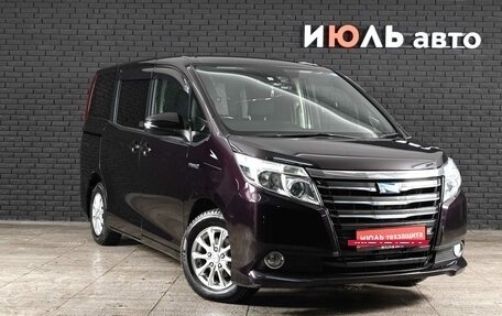 Toyota Noah III, 2017 год, 2 220 000 рублей, 2 фотография
