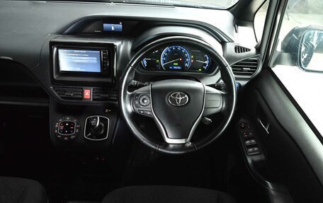 Toyota Noah III, 2017 год, 2 220 000 рублей, 9 фотография