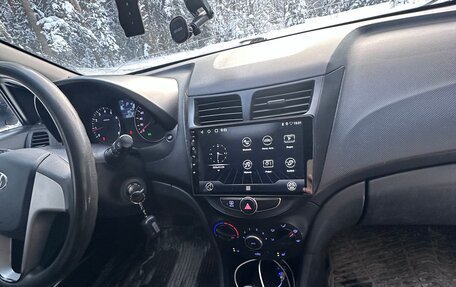 Hyundai Solaris II рестайлинг, 2015 год, 1 000 000 рублей, 25 фотография