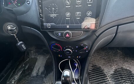 Hyundai Solaris II рестайлинг, 2015 год, 1 000 000 рублей, 26 фотография