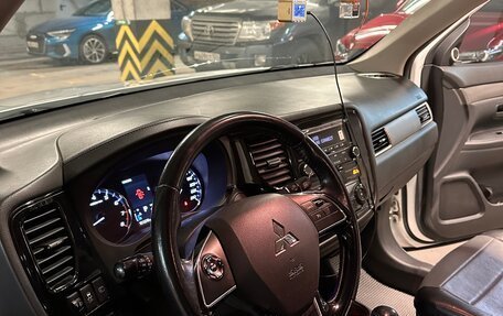 Mitsubishi Outlander III рестайлинг 3, 2015 год, 1 650 000 рублей, 10 фотография