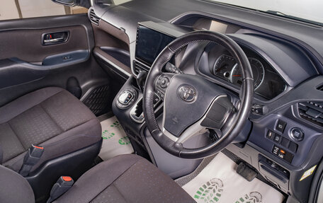 Toyota Voxy III, 2014 год, 2 049 000 рублей, 8 фотография