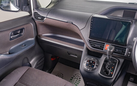 Toyota Voxy III, 2014 год, 2 049 000 рублей, 12 фотография