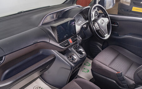 Toyota Voxy III, 2014 год, 2 049 000 рублей, 13 фотография