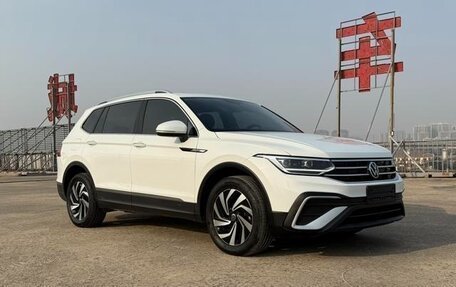 Volkswagen Tiguan II, 2022 год, 2 195 000 рублей, 3 фотография