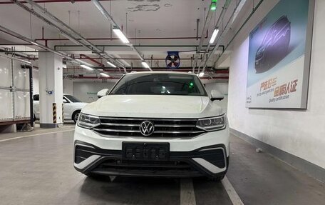 Volkswagen Tiguan II, 2022 год, 2 200 000 рублей, 2 фотография