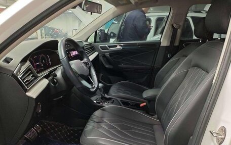 Volkswagen Tiguan II, 2022 год, 2 200 000 рублей, 9 фотография