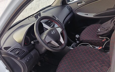 Hyundai Solaris II рестайлинг, 2011 год, 360 000 рублей, 5 фотография