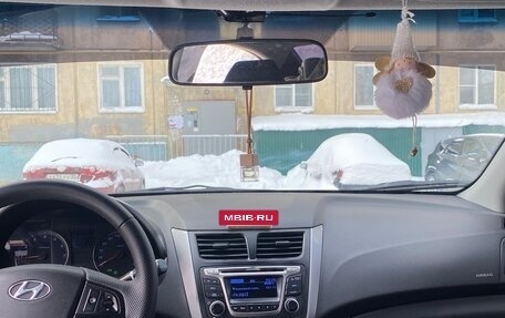 Hyundai Solaris II рестайлинг, 2015 год, 850 000 рублей, 5 фотография