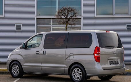 Hyundai H-1 II рестайлинг, 2010 год, 1 395 000 рублей, 4 фотография