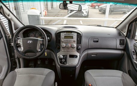 Hyundai H-1 II рестайлинг, 2010 год, 1 395 000 рублей, 15 фотография