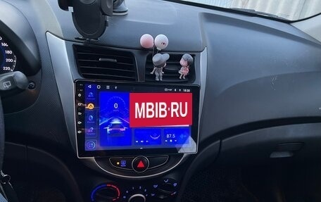 Hyundai Solaris II рестайлинг, 2012 год, 700 000 рублей, 23 фотография