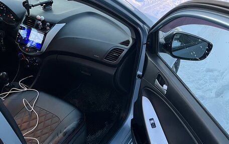 Hyundai Solaris II рестайлинг, 2012 год, 700 000 рублей, 29 фотография