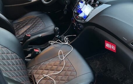 Hyundai Solaris II рестайлинг, 2012 год, 700 000 рублей, 30 фотография