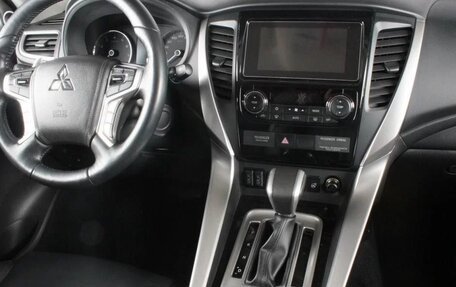 Mitsubishi Pajero Sport III рестайлинг, 2016 год, 3 130 000 рублей, 16 фотография