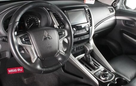 Mitsubishi Pajero Sport III рестайлинг, 2016 год, 3 130 000 рублей, 14 фотография