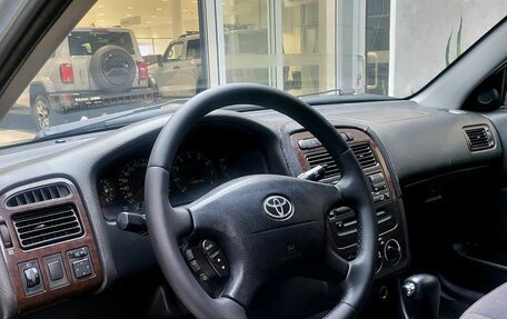 Toyota Avensis III рестайлинг, 2001 год, 410 000 рублей, 17 фотография